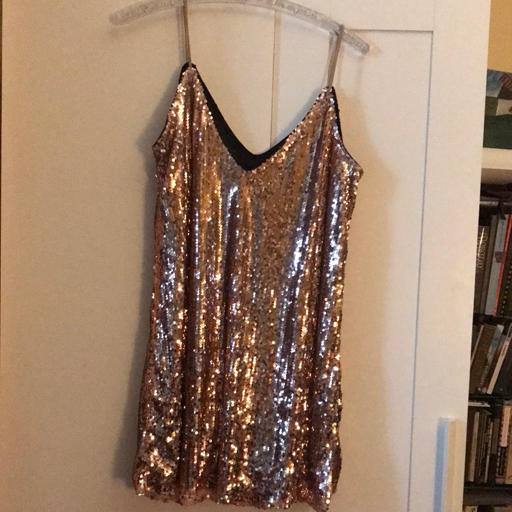Gorgeous sequined party dress in pink